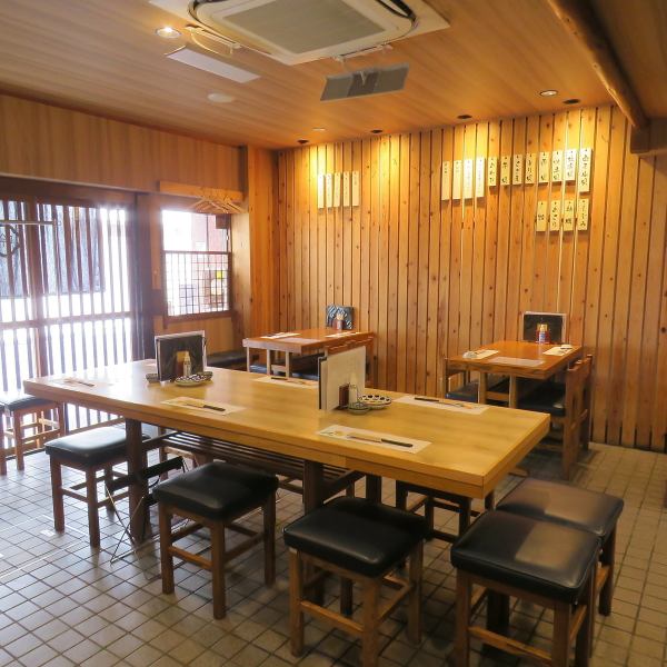 人数に合わせて柔軟に対応可能な長テーブル席がございます。2名様から8名様まで、お客様の人数に合わせてお席をご案内させていただきます。お一人様はもちろん、デートや少人数での飲み会など、幅広いシーンでご利用いただけます◎美味しいお料理をごゆっくりとお楽しみくださいませ。