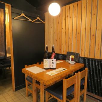 4名様テーブルは、落ち着いた雰囲気の中で、気兼ねなくお食事を楽しみたい方にぴったり♪ご家族やご友人など、少人数でのご利用に最適です。