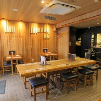 長テーブルは、2名様から8名様まで、お客様の人数に合わせて柔軟にご案内させていただきます◎親しい仲間やご友人との飲み会にぴったりのお席です。