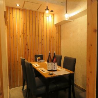 半個室は、4名様までご利用可能です。お仕事仲間やご友人との飲み会に最適です。