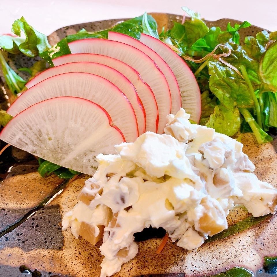 仕事終わりに美味しいお料理と種類豊富なお酒をお楽しみください