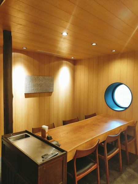 完全個室のVIPルーム。防音、TVモニター付き、専用トイレあり。室料3000円頂いております