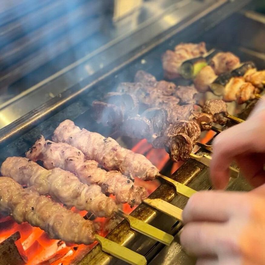 每根烤肉串都是精心串好的。完美呈現。