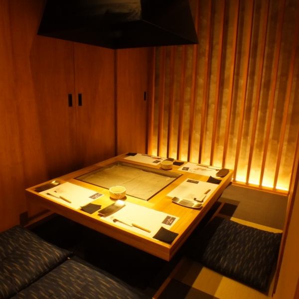 There are 2 private rooms available for 3 to 5 people.You can use up to 10 people by removing the inside door.Since private room seats are popular seats, please feel free to contact us for reservations.