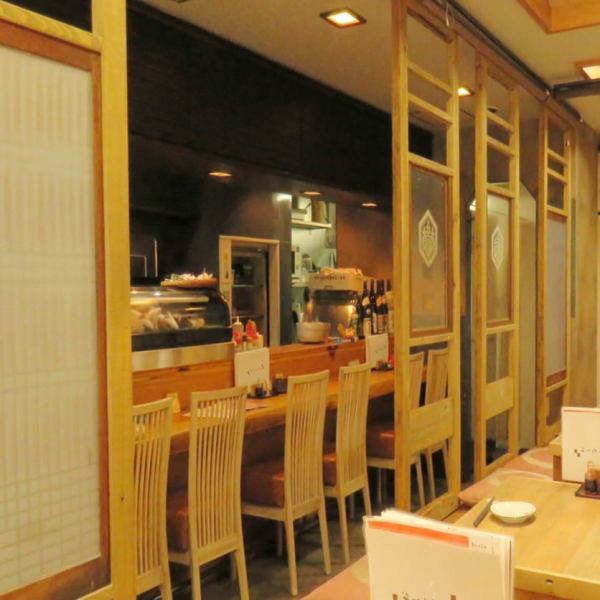 A counter seat that is convenient for a drink on your way home from work.Enjoy your meal while gazing at the fresh fresh fish in the store.We are close to the general, so please feel free to ask us about your order and the compatibility of food and sake.