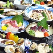 全套13道菜的「華麗二平！海鮮享受套餐」包括2種豪華生魚片、煮鯛魚、大蝦/無限暢飲