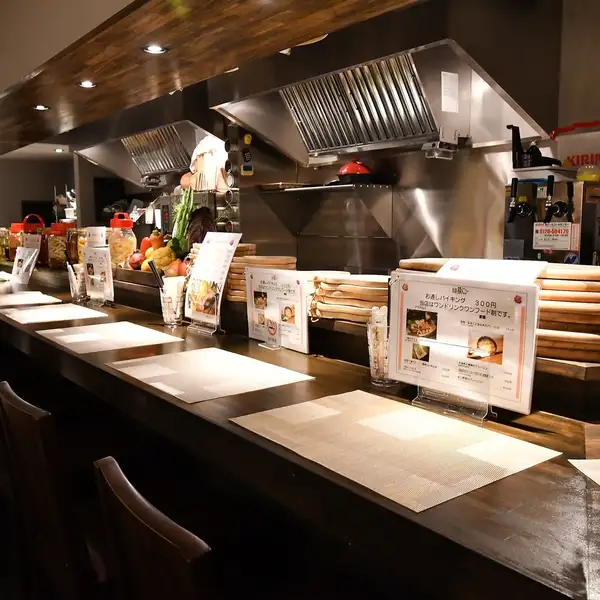 当店はカウンター席がメインのお店となっており14席ご用意しております◇落ち着いた雰囲気の店内ですので、デートや女子会にぴったり♪また、カウンターからはキッチンが見えますので、調理風景などが楽しめます☆