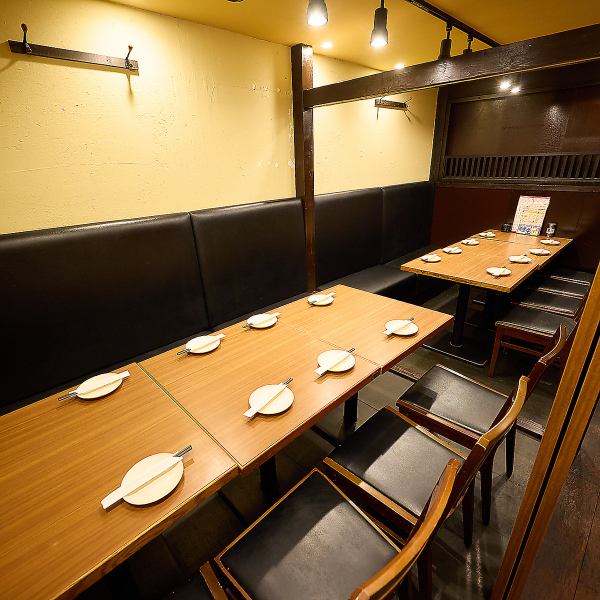 【大人数での宴会にぴったり】最大40名様まで対応可能な広々とした個室をご用意。フロア単位での貸切も承っておりますので、会社宴会や同窓会、歓送迎会といった大人数での集まりにも最適です。周囲を気にせず過ごせる開放的な空間で、思い出に残る楽しいひとときをお過ごしください。堺東での賑やかな夜を盛り上げます。