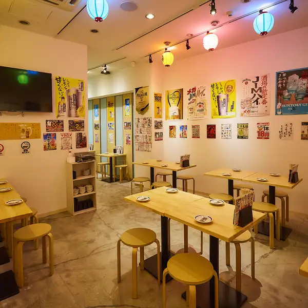 【富山駅近くの好立地】好アクセスの居酒屋『酔っ手羽』は毎日早朝まで営業中！いつでも好きな時間にサク飲みや宴会を楽しめます♪店内には大小様々なテーブル席を完備！活気溢れる店内で名物の手羽先をはじめ、刺身・餃子等、豊富なメニューを堪能ください！※画像は系列店