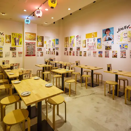 店内ひろびろ,、中宴会～大型宴会まで人数にあわせたテーブルをご用意※画像は系列店