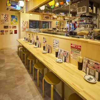 【1名様～2名様向け】親しい友人とのちょい飲みはもちろん、お一人様もご利用いただけます！横並びのお席で会話も弾むはず♪※画像は系列店