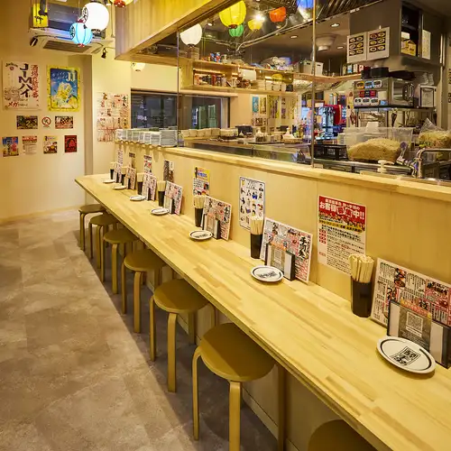 【1名様～2名様向け】親しい友人とのちょい飲みはもちろん、お一人様もご利用いただけます！横並びのお席で会話も弾むはず♪※画像は系列店