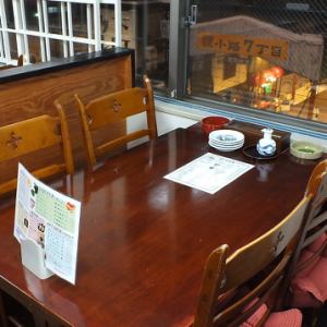 In the popular window seat, enjoy a relaxing meal while gazing at Tanukikoji