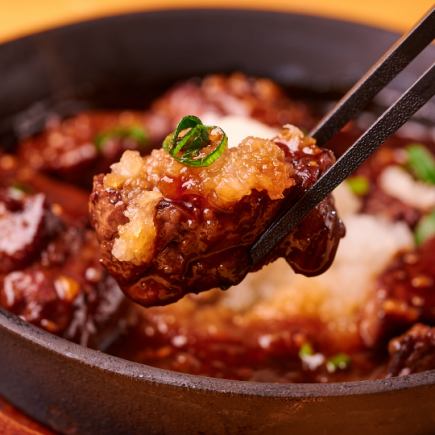「肉食套餐」內含炙烤牛舌、牛排丁、5種鮮魚等9道菜品,3小時無限暢飲,售價5,000日圓