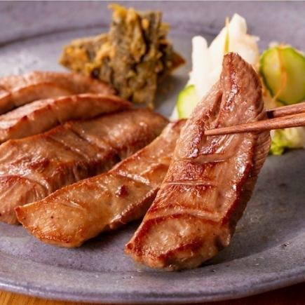 “肉食套餐”包含炙烤牛舌、牛排丁、5种鲜鱼等9道菜品，3小时无限畅饮，售价5,000日元