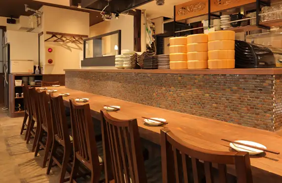 Counter seats are perfect for solo diners or adult dates.You can enjoy fine wine and delicious food at your own pace while experiencing the excitement of watching your dishes being prepared right before your eyes.This is a prime spot popular with those who want to savor Kyushu cuisine and drinks at their leisure, as well as for women looking for a relaxed and enjoyable meal and a quick drink together.