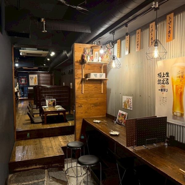 A relaxing retro space lit by warm lights! A homey place where you can take a break from the hustle and bustle of the city.The restaurant is fully equipped with counter and table seating. Banquets can accommodate up to 12 people!