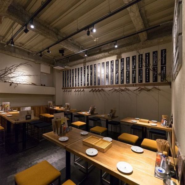 【宴会人数に応じてお席をご用意★】広々としたフロアは4名掛けテーブルを10卓ご用意◎ご利用人数に合わせて連結も可能です★忘年会・新年会・歓迎会・送別会はもちろん、同窓会や懇親会など様々なシーンでお楽しみ下さい★飲み放題付きコースもご予算に応じて豊富にご用意しております◎