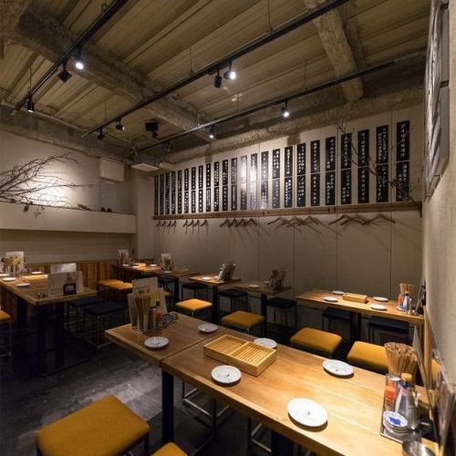 <p>【宴会人数に応じてお席をご用意★】広々としたフロアは4名掛けテーブルを10卓ご用意◎ご利用人数に合わせて連結も可能です★忘年会・新年会・歓迎会・送別会はもちろん、同窓会や懇親会など様々なシーンでお楽しみ下さい★飲み放題付きコースもご予算に応じて豊富にご用意しております◎</p>