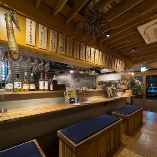 ゆったりと広めのカウンター席は落ち着いた雰囲気でお食事をお楽しみ頂けます。カウンターの目の前で揚げたての天ぷらをサクサクアツアツでお召し上がり頂けます♪KITSUNEはカウンターが一番の特等席！※禁煙席
