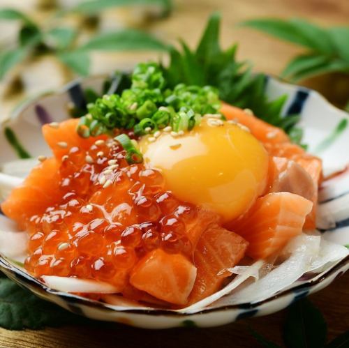 サーモンの塩ユッケ