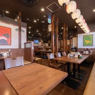 There are a lot of table seats for 4 people ♪ The number of people can be adjusted by connecting the tables!