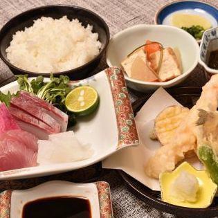 Assorted sashimi and tempura set meal