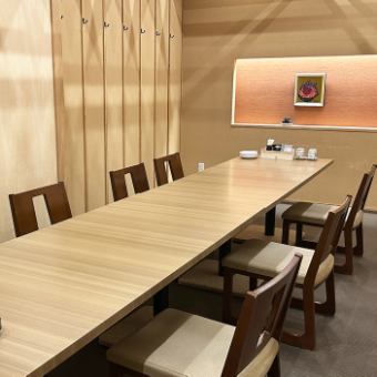 可動式の仕切りを導入。人数によって部屋の大きさを変えることができ、2名様～最大40名様までご利用いただけます。