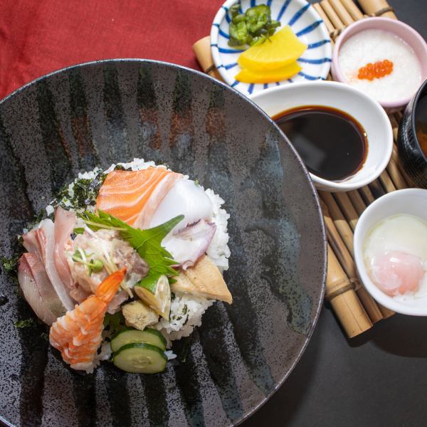 Kiri 的特色海鲜盖饭（附红味噌汤）