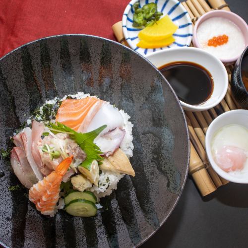 Kiri 的特色海鲜盖饭（附红味噌汤）