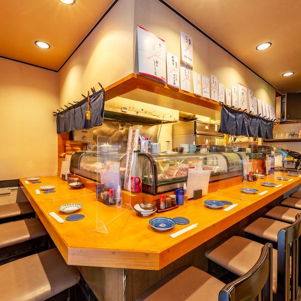 【アットホームな空間が魅力♪】おひとり様やご家族・ご友人とのお食事におすすめの当店は、1階がカウンター席となっております♪お仕事帰りやお買い物のついでにふらっと立ち寄りやすいアットホームな空間となっておりますので、お気軽にご来店下さいませ。あれん自慢のお料理でおもてなしさせて頂きます☆