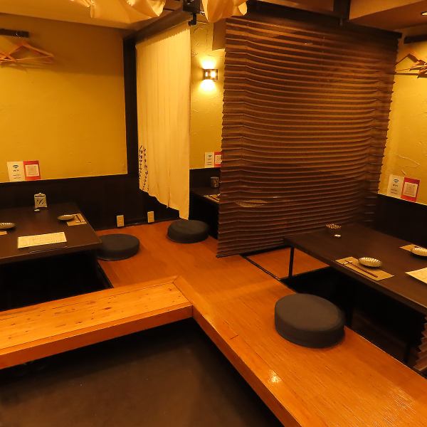 大勢でもお愉しみいただける掘りごたつ席を完備。宴会や飲み会、歓送迎会やイベントの打ち上げなど様々なシチュエーションでご利用いただけます。人数に応じてお席の調整も柔軟に対応いたしますのでお気軽にご相談ください。大勢で愉しいひとときをお過ごしください。