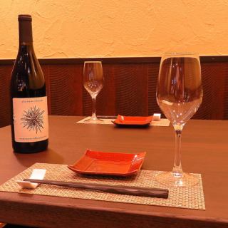 店内にはテーブル席のほかにカウンター席もございます。お仕事帰りのサク飲みやご友人、カップル、ご夫婦など、相手との距離も近いので会話とお食事が進みます。当店は旬の食材や季節の野菜など食材の美味しさを最大限に引き出してご提供しております。