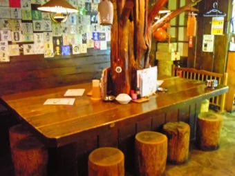 您可以在充满古朴气息和温暖的木材的商店里享用美味的清酒和慢慢放松的美食。