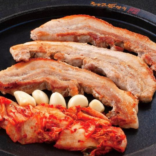 Samgyeopsal baked with special lava stone * Available from 2 servings.