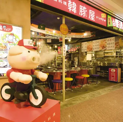 １３０席の屋台街風の空間