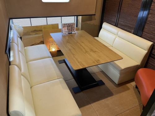 <p>【少人数での宴会にも◎】2名様から最大9名様までのご利用可能なテーブル席をご用意！忘新年会や歓送迎会、親しいご友人や同僚との飲み会など各種ご宴会にぴったりです！</p>