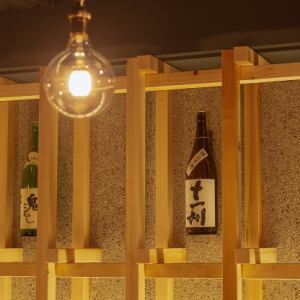 【소믈리에 엄선 술】 따뜻한 등불 아래, 뽑힌 술과 함께 보내는 한 때.벽에 늘어선 일본술은 홋카이도의 풍부한 자연이 낳은 지보.현지의 식재료를 살린 요리와의 조합으로 맛있는 음식의 여행을 즐길 수 있습니다.한 분이라도 소중한 사람이라도 기억에 남는 밤을 보내십시오.