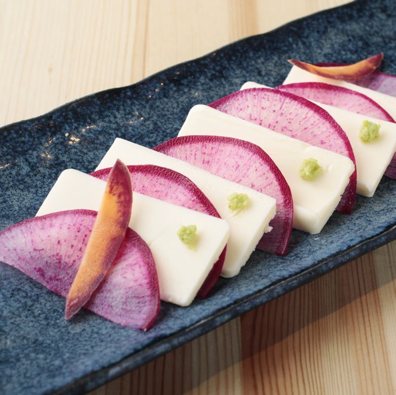 Sashimi with radish and yotsuba butter