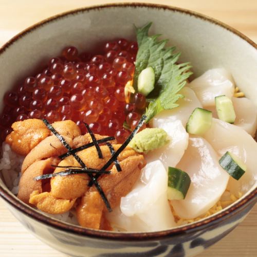 うにといくらとほたての三色丼