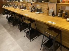 We have counter seats recommended for one person.*Please check with the store for details on the number of seats.