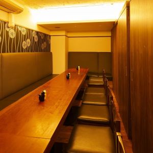 【最大16名様】大人数個室ご用意ございます。やわらかな光が包む完全個室で、神田「なごみ堂」自慢の旨味を凝縮したネギ塩ホロホロ茹でタンと銘酒を心ゆくまで。送別会や同窓会に最適、喫煙可。当店おすすめ1品もサービス。要予約◎