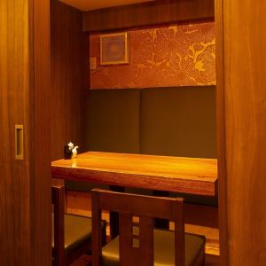 【2名様～4名様個室】小人数個室ご用意ございます。駅近の神田「なごみ堂」でネギ塩茹でタンとタン刺しを囲み、周囲を気にせずゆったり乾杯。サプライズ演出やメッセージプレートも対応、喫煙可。WEB予約で当店おすすめ1品もサービス。