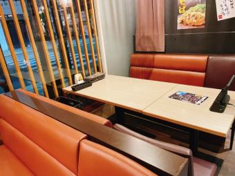 There are seats for 2 to 4 people.Please stop by for a meal with friends or on your way home from work.