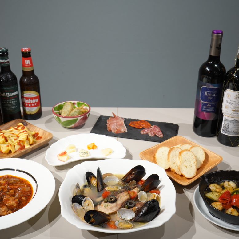 落ち着いた照明の中、好みの一杯と過ごす大人の時間を