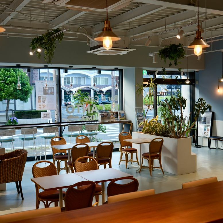 落ち着いた照明の中、好みの一杯と過ごす大人の時間を