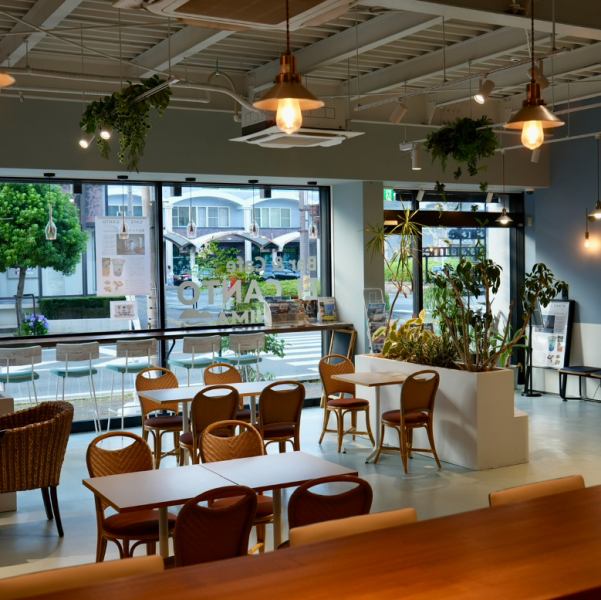 店内は2022年7月にリフォームされたばかりで、清潔感にあふれたきれいな空間が広がります。新しい建物ならではの落ち着いた雰囲気があり、初めて訪れる方でも安心して過ごせるのが魅力。デートや女子会はもちろん、一人飲みや二軒目利用など幅広いシーンに対応できる居心地の良さがポイントです。