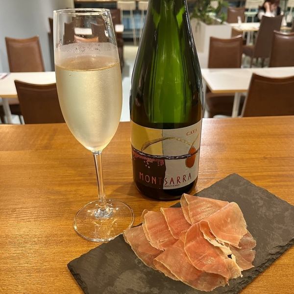 カウンター席は大人のデートやおひとり様利用にぴったり。スタッフとの距離感も程よく、気軽にグラスを傾けながら静かに会話を楽しめます。削りたての生ハムや地元の鮮魚をつまみつつ、シェリー酒やクラフトビールを堪能するのもおすすめ。落ち着いた時間を過ごしたい方に最適な場所です。