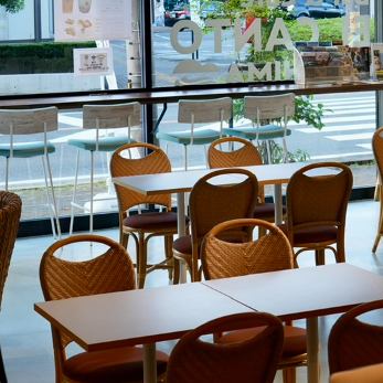 テーブル席は女子会やグループ利用に最適で、仲間と料理をシェアしながら会話が弾む明るい雰囲気です。4名掛けと2名掛けがあり、人数に合わせて柔軟に使えるのも魅力。夜は21時以降にバーカウンターが大人の雰囲気をまとい、2軒目利用やおしゃれに飲みたい方に人気。幅広いシーンで活躍する空間です。