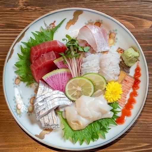 【見た目も鮮やか！旬の海鮮をご提供】お造り盛合わせ三種・五種・七種　1,210円（税込）～